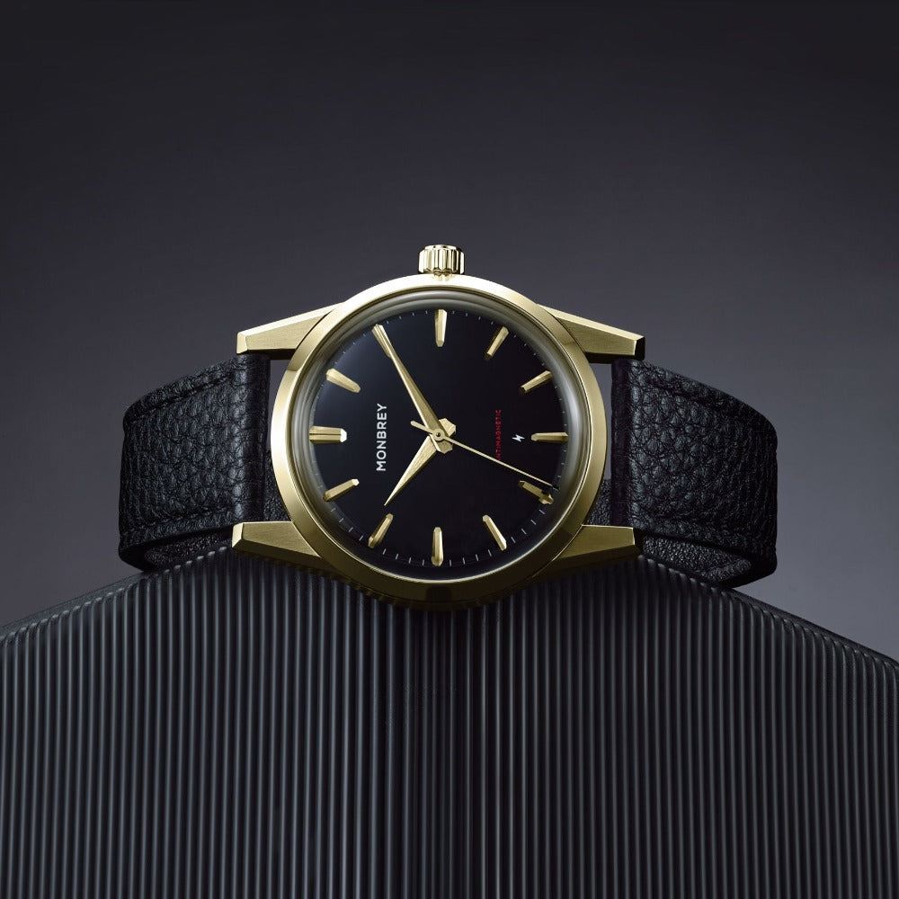 MB1 L05 Black Gilt black strap with black background